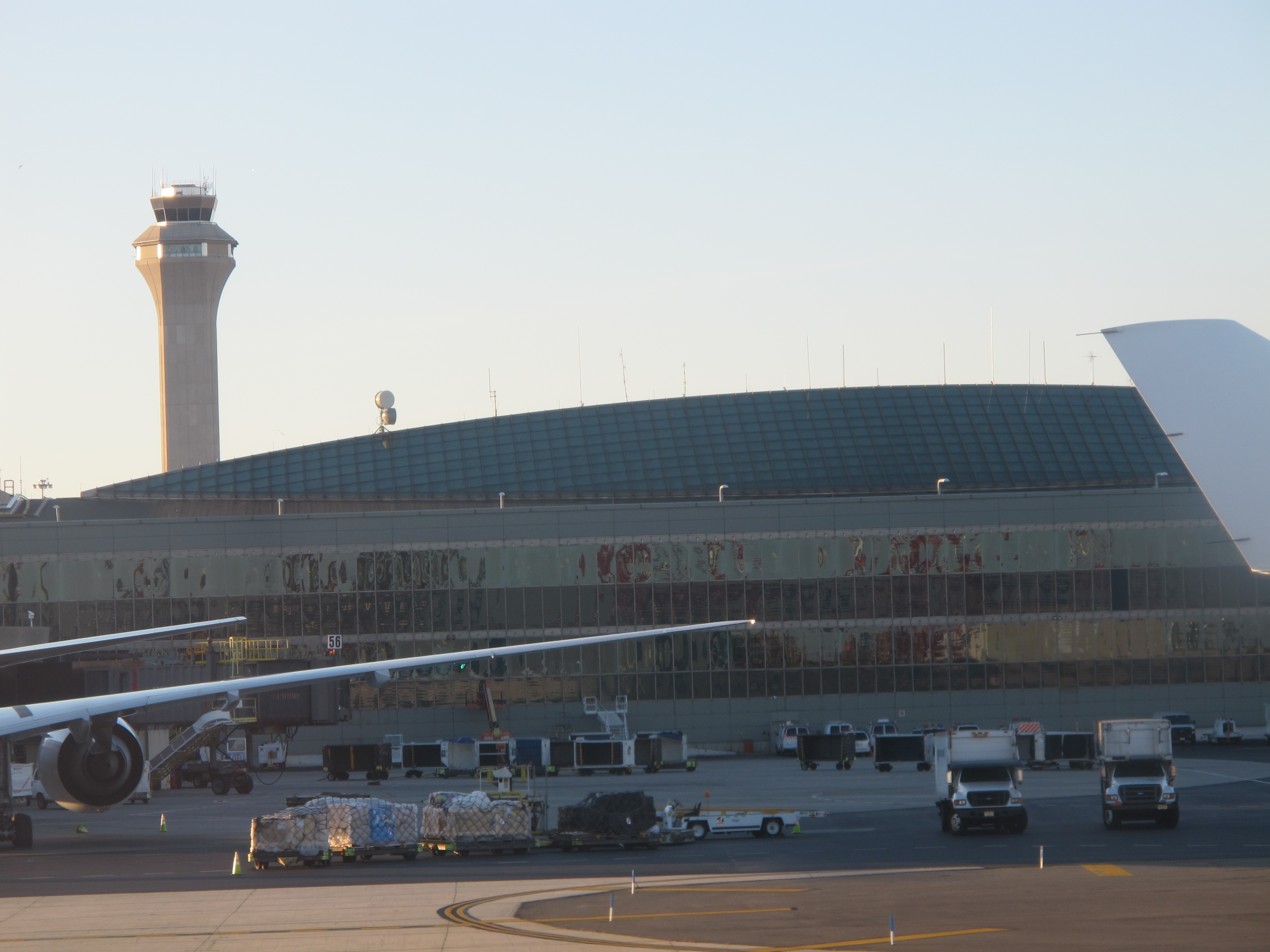 纽瓦克自由国际机场Terminal B与空管塔实景