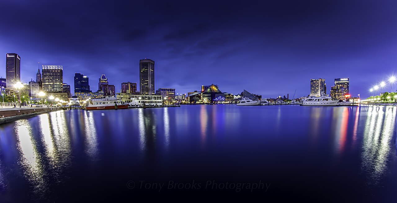 马里兰州Baltimore Inner Harbor夜景与城市天际线真实照片