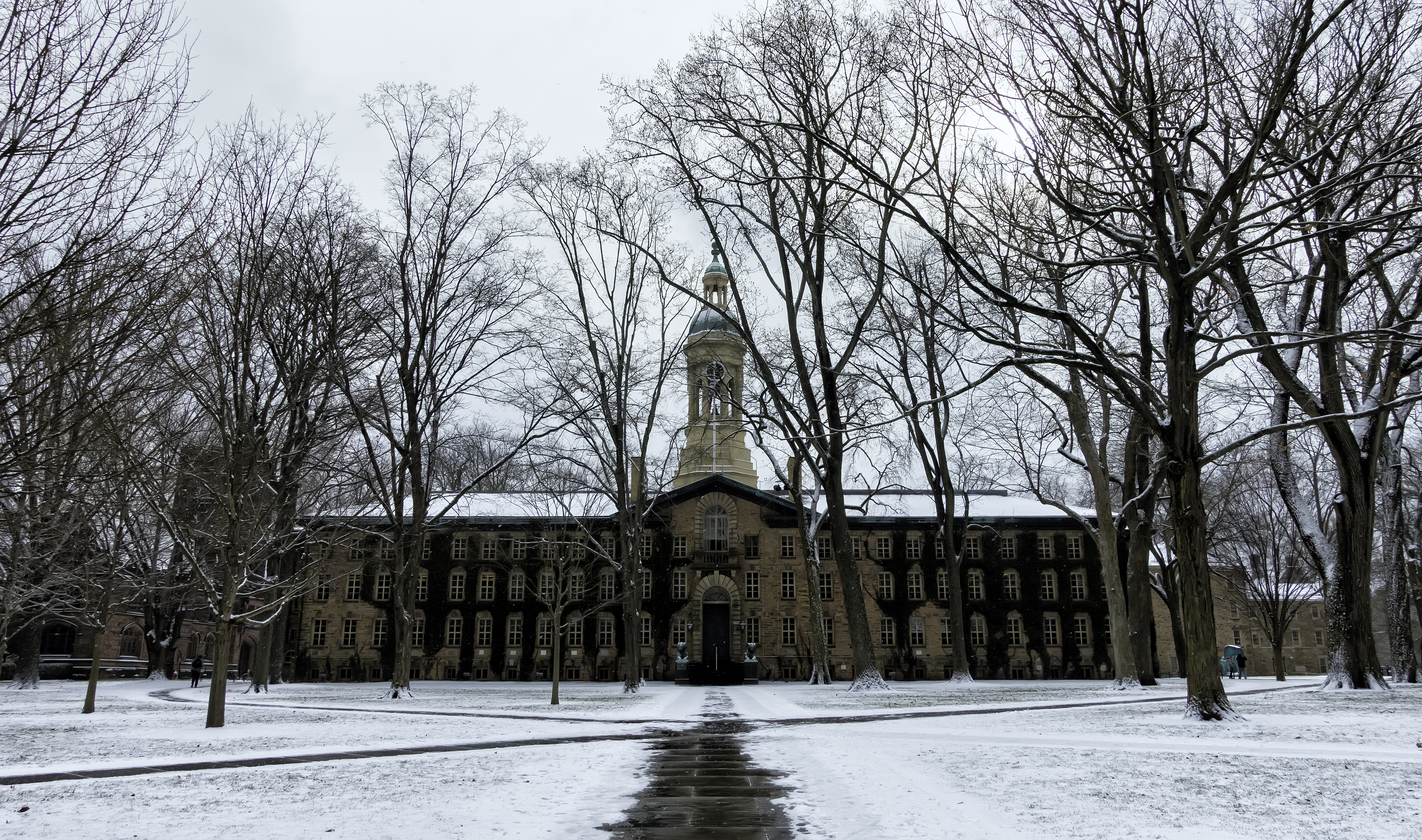 普林斯顿大学Nassau Hall冬季校园实景