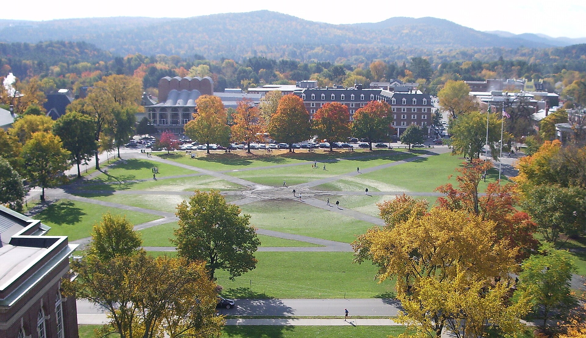 New Hampshire州Hanover的Dartmouth College校园Green秋景真实照片