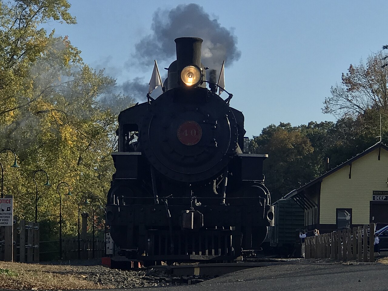 康涅狄格州Deep River秋季树木间驶来的Valley Railroad 40号蒸汽机车真实照片