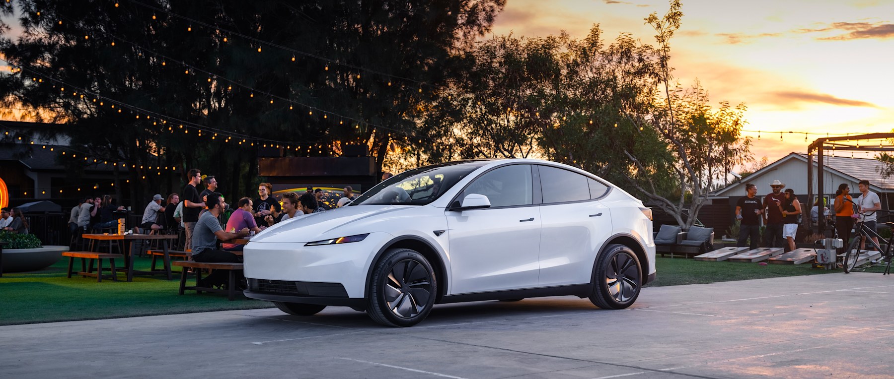 Tesla 官方展示的白色 Model Y
