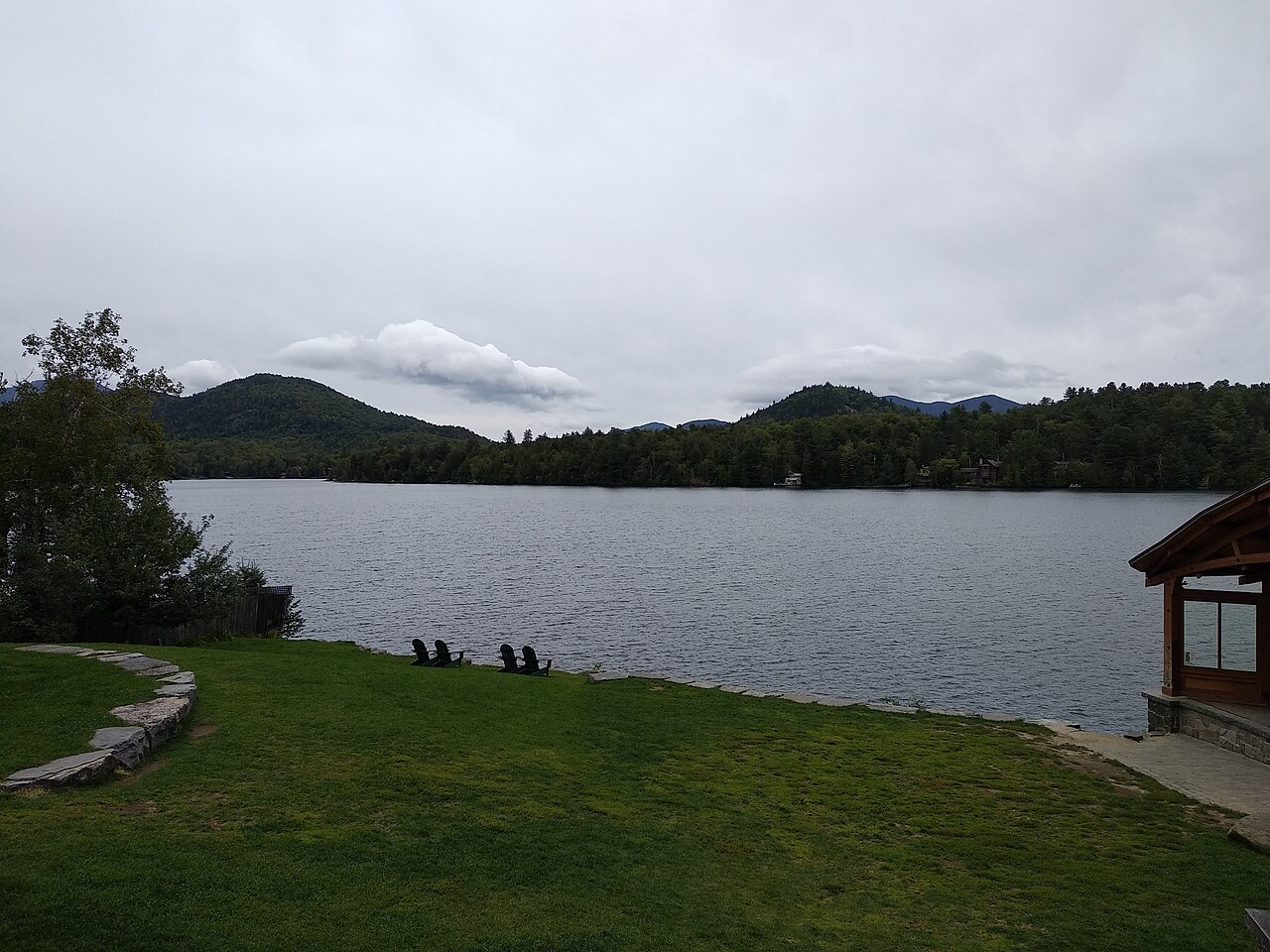 纽约州Lake Placid村Mirror Lake湖面与Adirondack山景真实照片