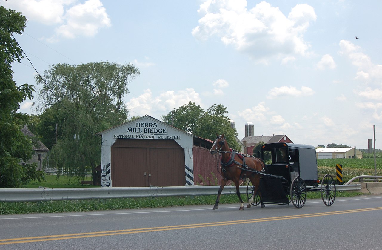 宾夕法尼亚Lancaster County Herr's Mill廊桥与马车真实照片