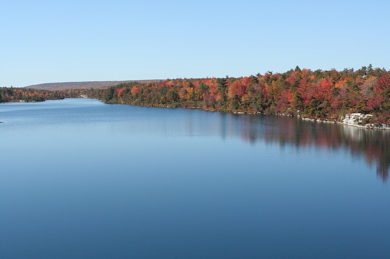 纽约州Minnewaska State Park Preserve的Lake Awosting秋季湖景真实照片