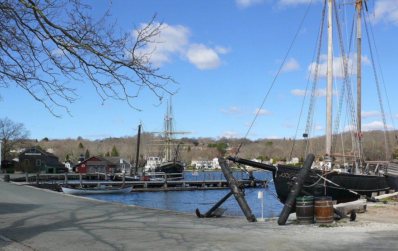 康涅狄格州Mystic Seaport Museum港区帆船与码头真实照片