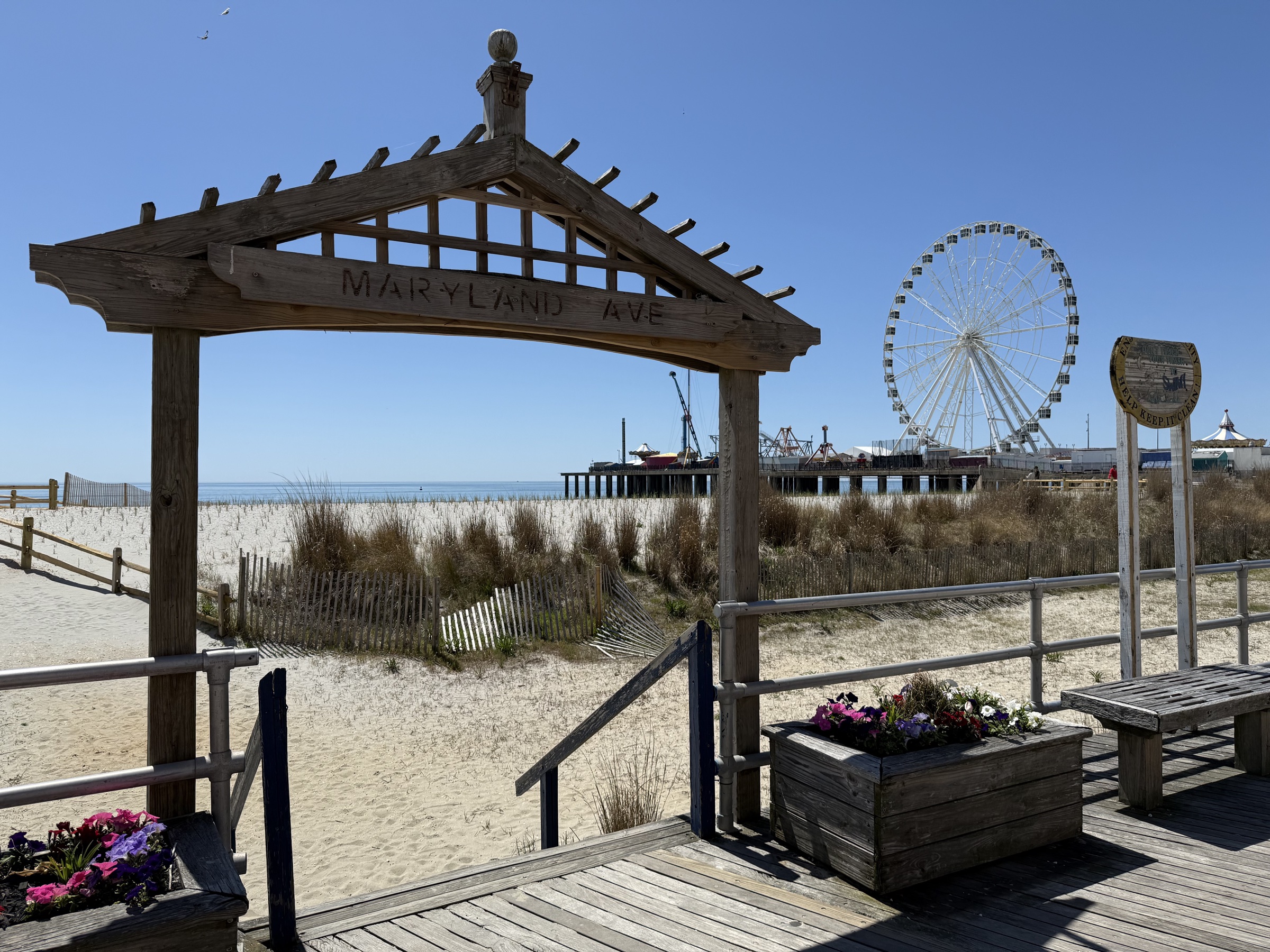 Atlantic City Boardwalk通往海滩的入口与远处Steel Pier真实照片
