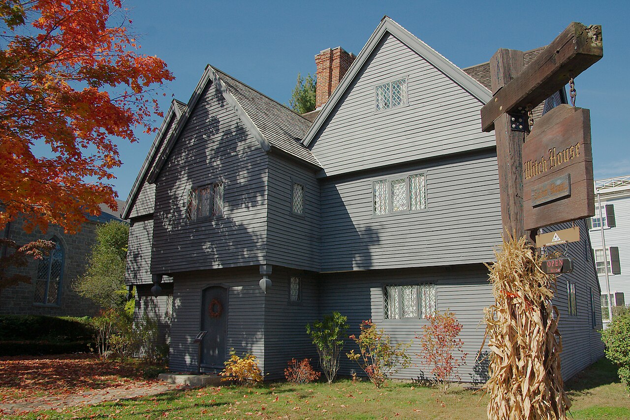 马萨诸塞州Salem十月秋叶与The Witch House历史建筑真实照片