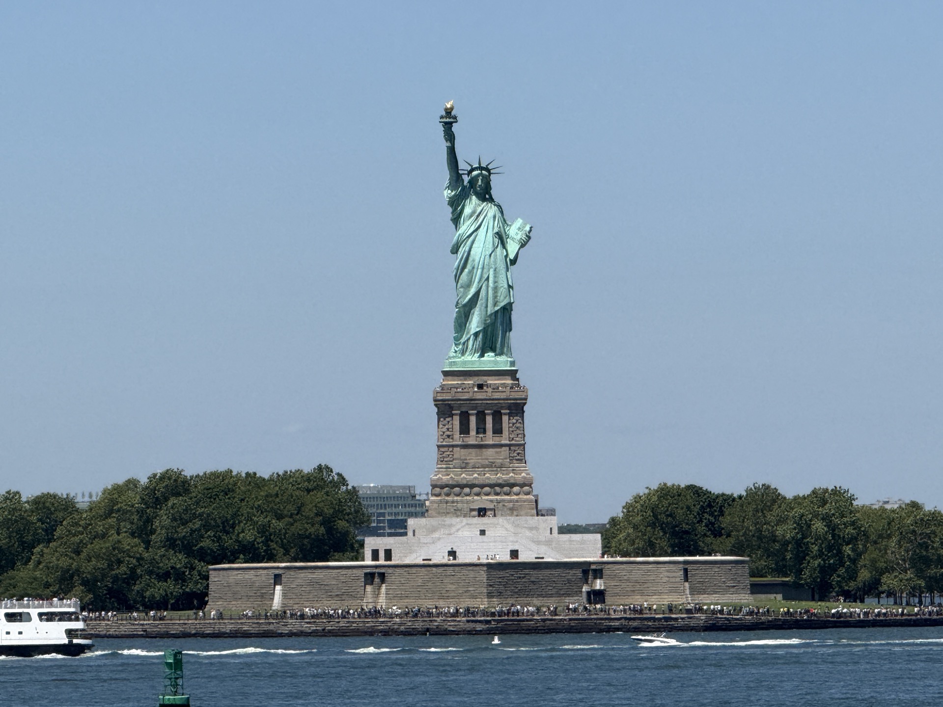 从纽约港渡轮方向拍摄的自由女神像与Liberty Island真实照片